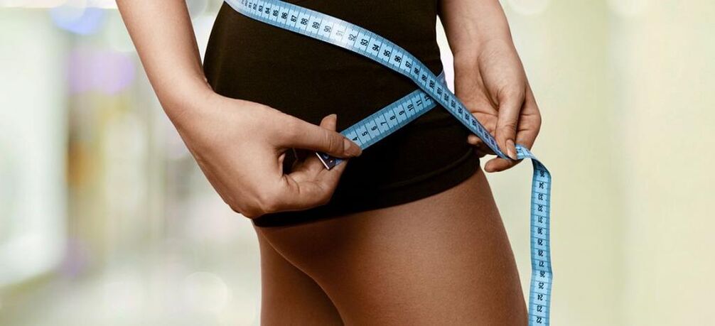 امرأة تسجل نتائج فقدان الوزن الفعال