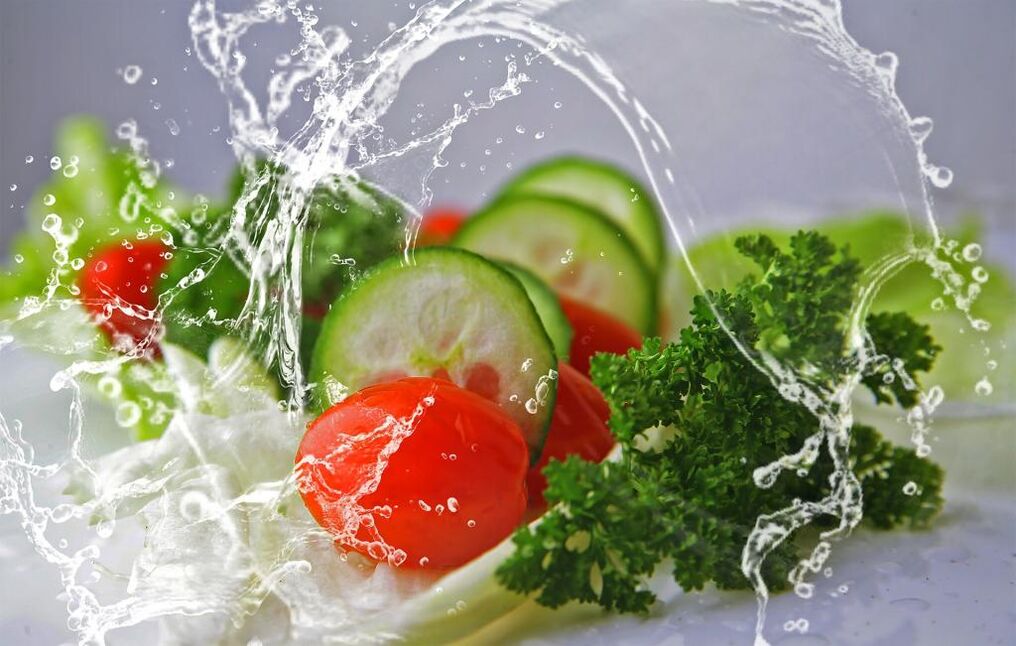 يعد الغذاء الصحي والماء من العناصر المهمة اللازمة لفقدان الوزن